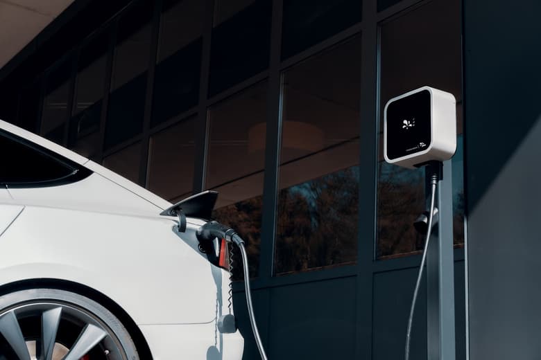 Elektrische Auto Opladen met Zonnepanelen: Zo Werkt Het